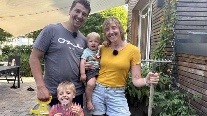 Ein Baby bei der Apfelernte