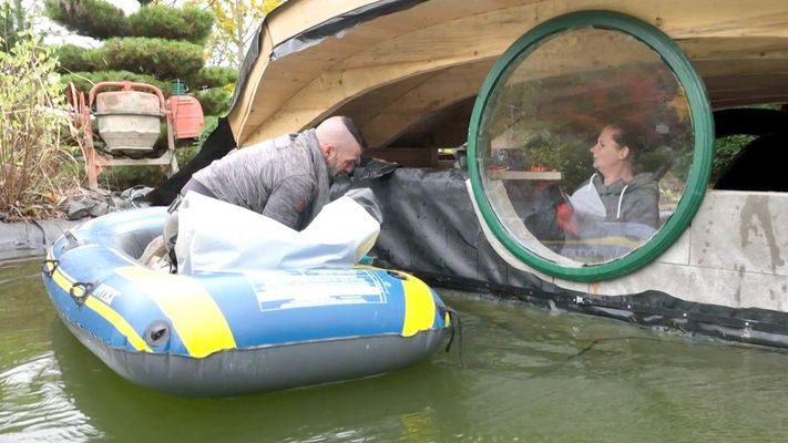 Mit dem Schlauchboot im Beet