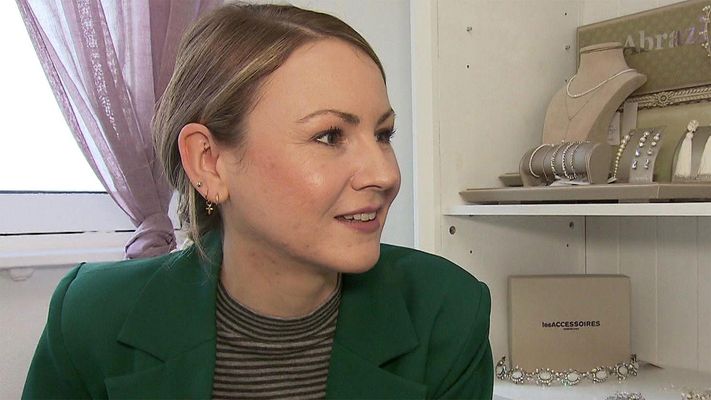 Braut-Model auf Kleidersuche