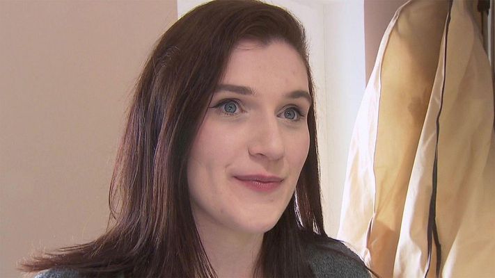 Bodybuilderin sucht Brautkleid